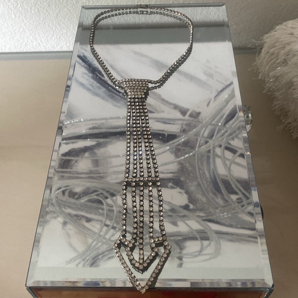 Vintage tie necklace, tie length 8 inches, circumference 15.71 inches